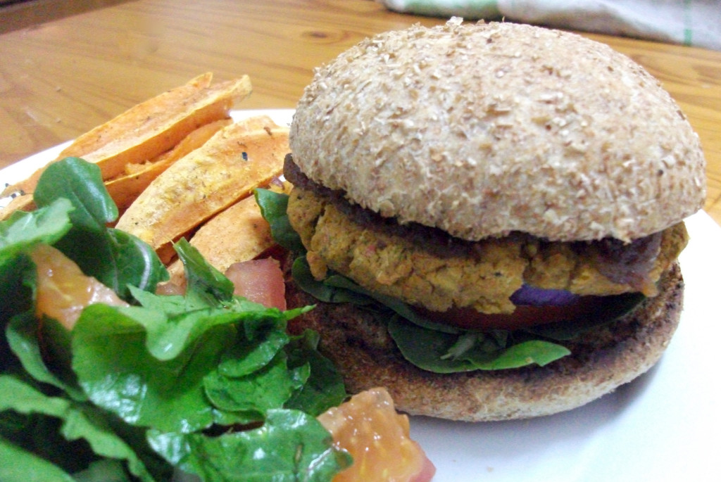 Spicy Chickpea burgers wit satay sauce